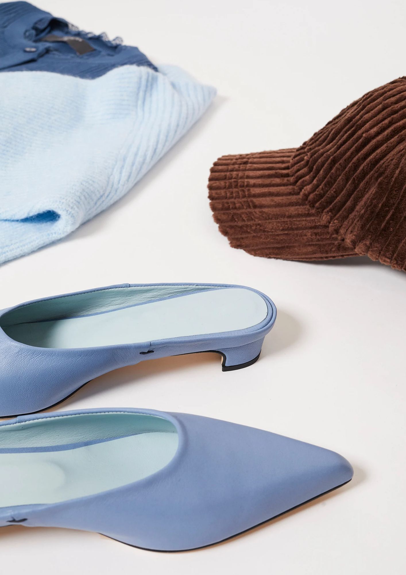 Pull bleu, casquette en velours et mules bleues