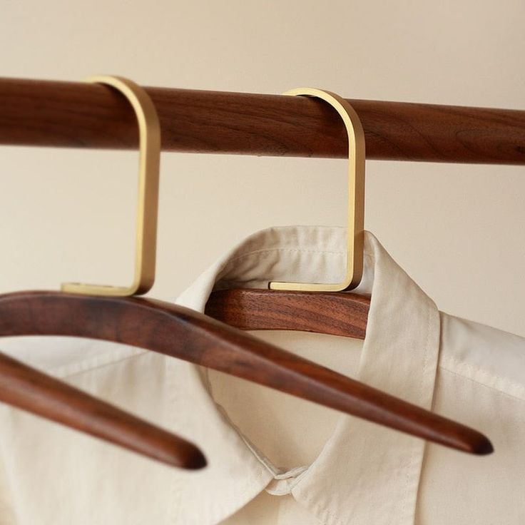 Cintres en bois et chemise écrue