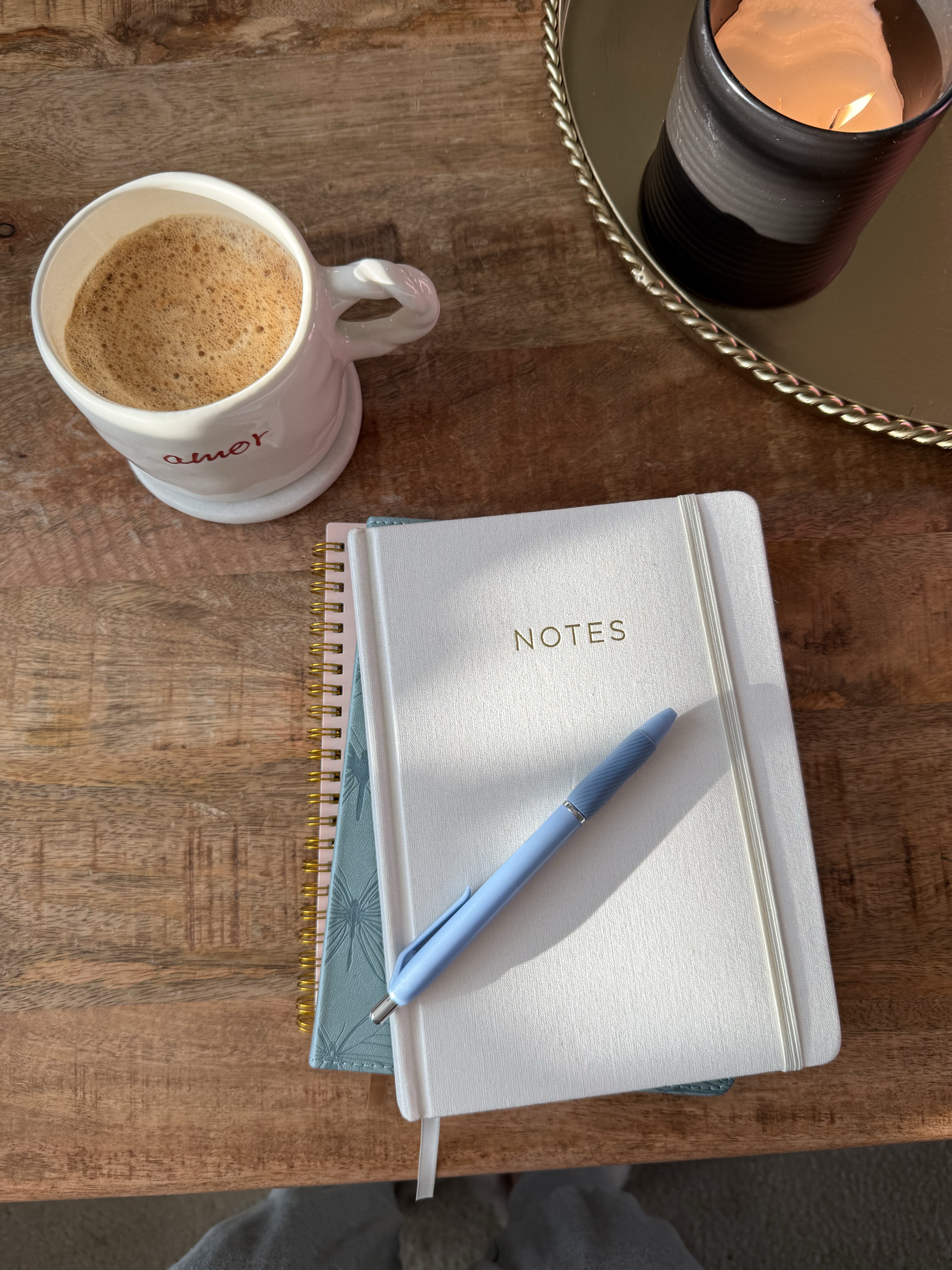 Carnet de notes et café